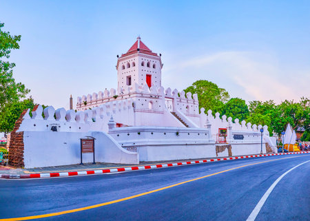 BANGKOK, THAILAND - APRIL 24, 2019: The walk along old towns streets observing Phra Sumen Fort in beautiful evening light, on April 24 in Bangkokのeditorial素材