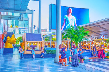 BANGKOK, THAILAND - APRIL 24, 2019: Ratchaprasong area is the main shopping zone with large department stores, outdoor food courts and other amusements of modern city, on April 24 in Bangkokのeditorial素材