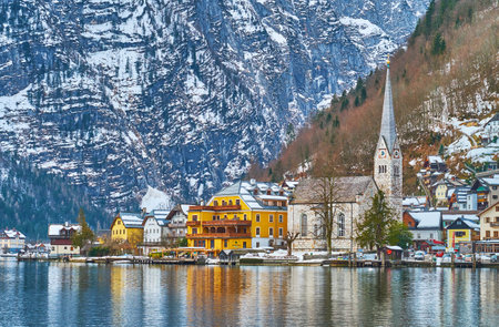 HALLSTATT, AUSTRIA - FEBRUARY 25, 2019: The boat trip along Hallstattersee lake is best choice to observe the old town with its traditional architecture, on February 25 in Hallstatt.のeditorial素材