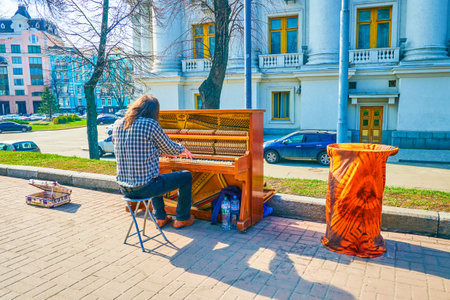 KIEV, UKRAINE - APRIL 13, 2018: The street musician entertains people in park on Saint Vladimir's Hill, playing piano, on April 13 in Kiev.のeditorial素材