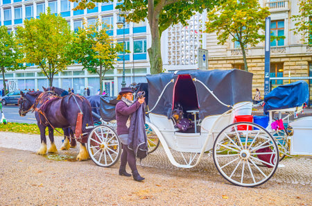 BERLIN, GERMANY - OCTOBER 3, 2019: The horse drawn carrige standing in central Unter der Linded street, on October 3 in Berlinのeditorial素材