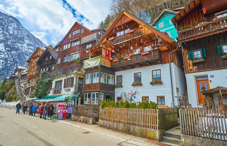 HALLSTATT, AUSTRIA - FEBRUARY 21, 2019: The tourists at the souvenir stalls of the small market, situated in Seestrasse street of old town, on February 21 in Hallstattのeditorial素材