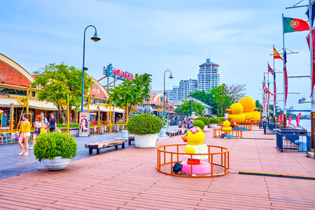BANGKOK, THAILAND - APRIL 15, 2019: The pleasant walk along the line of restaurants in old docks on the embankment of Chao Phraya river enjoying surrounding activity, on April 15 in Bangkokのeditorial素材