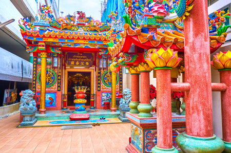 BANGKOK, THAILAND - FEBRUARY 22, 2019: The beautiful colorful Chao Por Khao Tok Chinese Shrine in central Bangkok, on February 22 in Bangkokのeditorial素材