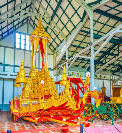 BANGKOK, THAILAND - APRIL 15, 2019: The large gilden Royal Chariot impresses with its size and decor, National Museum Bangkok complex, on April 15 in Bangkokのeditorial素材