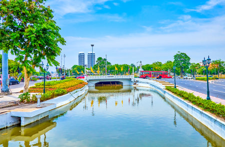 BANGKOK, THAILAND - APRIL 15, 2019: The narrow Rop Krung canal leads through the central part of the city, under the bridges of large thoroughfares, on April 15 in Bangkokのeditorial素材