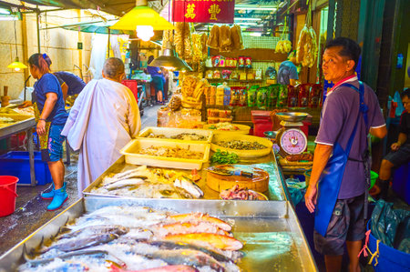 BANGKOK, THAILAND - APRIL 15, 2019: The large showcases with fresh fish on the street market in Chinatown, on April 15 in Bangkokのeditorial素材