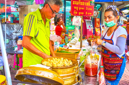 BANGKOK, THAILAND - APRIL 15, 2019: The small food market stall offers Jiaozi, traditional Chinese dumplings with variety of stuffing cooked in double boiler, on April 15 in Bangkokのeditorial素材