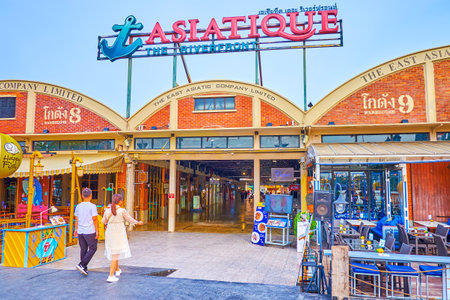 BANGKOK, THAILAND - APRIL 15, 2019: The entrance to the covered gallery in restores historical docks of Asiatique shopping center, on April 15 in Bangkokのeditorial素材
