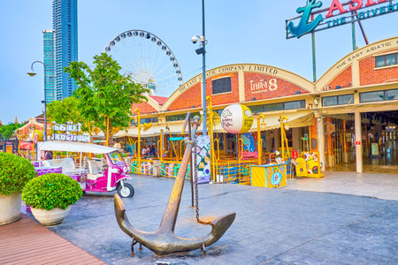 BANGKOK, THAILAND - APRIL 15, 2019: The full-size metal anchor on the promenade of asiatique area at the facades of the modern shopping galleries, on April 15 in Bangkokのeditorial素材