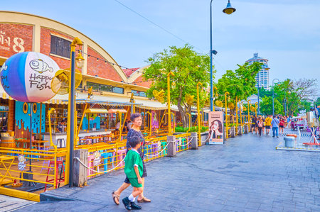 BANGKOK, THAILAND - APRIL 15, 2019: The locals visit Asiatique shopping complex in the evening, the best time due to with open numerous restaurants and working amusement zones, on April 15 in Bangkokのeditorial素材