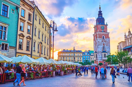KRAKOW, POLAND - JUNE 12, 2018: The evening time in central Rynek Glowny square with tourist cafes and crowds walking along historical places, on June 12 in Krakowのeditorial素材
