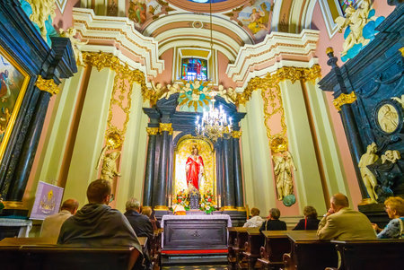 CZESTOCHOWA, POLAND - JUNE 12, 2018: Parishioners pray in small chapel in Jasna Gora Basilica before the Altar with the sculpture of Jesus Christ, on June 12 in Czestochowaのeditorial素材