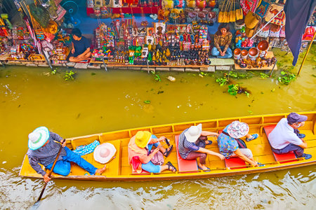 DAMNOEN SADUAK, THAILAND - MAY 13, 2019: The top view on tourist boat, sailing at the souvenir stall of Ton Khem floating market, on May 13 in Damnoen Saduakのeditorial素材