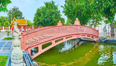 BANGKOK, THAILAND - MAY 13, 2019: Enjoy the shady Memorial Park with canal, foot bridges and lush trees, Wat Benchamabophit Dusitvanaram Marble Temple, on May 13 in Bangkokのeditorial素材