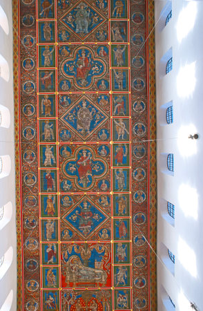 HILDESHEIM, GERMANY - NOVEMBER 22, 2012: Interior of Cathedral with the medieval ceiling, covered with colorful paintings, on Nov 22 in Hildesheimのeditorial素材