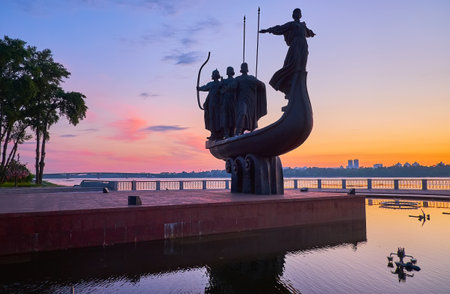 Enjoy the purple sunrise sky over the Monument to City Founders - three medieval princes and their sister, located in Navodnitsky Park, on embankment of Dnieper River, Pechersk, Kyiv, Ukraineのeditorial素材