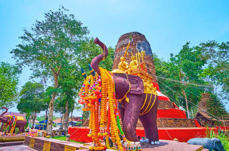 The sculptures of the elephants, decorated with flower garlands in front of Ku Chang stupa, storing the tusks of the Royal Elephant, Ku Chang-Ku Ma site, Lamphun, Thailandの写真素材