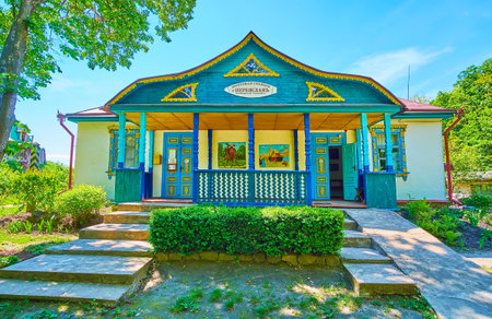 PEREIASLAV, UKRAINE - MAY 22, 2021: The facade of the Post Office, decorated with paintings, carved patterns and pillars, Pereiaslav Scansen, on May 22 in Pereiaslavのeditorial素材