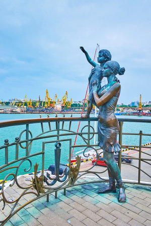 ODESSA, UKRAINE - June 18, 2021: The monument to Sailor's Wife with child located on the pier of Odessa Port, on June 18 in Odessaのeditorial素材
