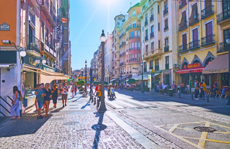 GRANADA, SPAIN - SEPT 27, 2019: The crowded tourist Reyes Catolicos street with stores, restaurants, food stalls and historic houses, on Sept 27 in Granadaのeditorial素材