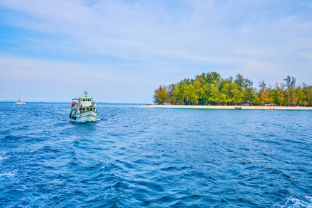 The Sandy beach of Koh Poda island, the fine recreation spot in Andaman sea of Krabi region in Thailandのeditorial素材