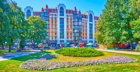 POLTAVA, UKRAINE - AUGUST 22, 2021: The small flower bed of tiny and cozy Independence Park surrounded with residential buildings, on August 22 in Poltavaのeditorial素材