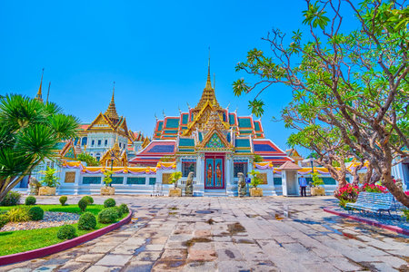 BANGKOK, THAILAND - MAY 12, 2019: Spectacular view on Dusit Maha Prasat Throne Hall and its Gate with guardian, Grand Palace, on May 12 in Bangkok, Thailandのeditorial素材
