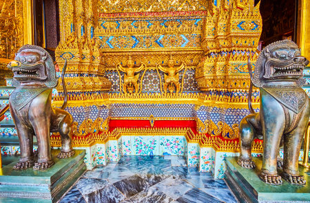 BANGKOK, THAILAND - MAY 12, 2019: The bronze lions guard the main entrance to the Emerald Buddha Temple in Grand Palace, on May 12 in Bangkok, Thailandのeditorial素材