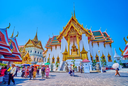 BANGKOK, THAILAND - MAY 12, 2019: The crowded alley in Grand Palace at Phra Thinang Dusit Maha Prasat Throne Hall, on May 12 in Bangkok, Thailandのeditorial素材