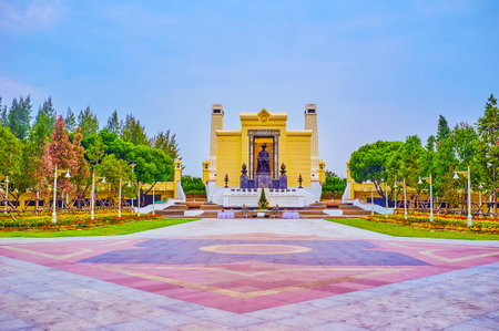 The small square with a park and the Monument to King Rama I in Phra Nakhon district of Bangkok, Thailandのeditorial素材