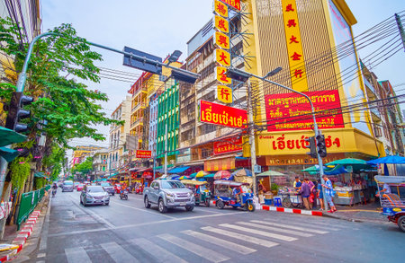 BANGKOK, THAILAND - MAY 12, 2019: The urban scene in Chinatown district on Yaowarat Road, on May 12 in Bangkok, Thailandのeditorial素材