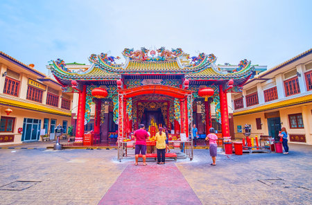 BANGKOK, THAILAND - MAY 12, 2019:  People pray at Kuan Yim Shrine of Thian Fa Foundation in Chinatown of Bangkok, Thailand, on May 12 in Bangkok, Thailandのeditorial素材