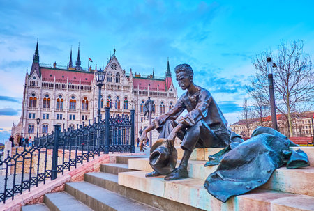 The statue of Jozsef Attila, sitting on the stairs at the Hungarian Parliament building of Budapest, Hungaryのeditorial素材