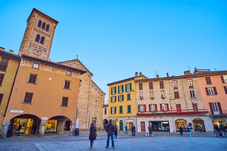 COMO, ITALY - MARCH 20, 2022: The medieval Piazza del Mercato del Grano (Grain Market Square) with colorful townhouses and bell tower of San Fedele Church, on March 20 in Comoのeditorial素材