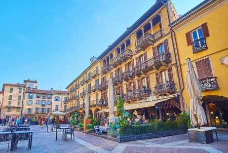 COMO, ITALY - MARCH 20, 2022: The restaurants terraces in front of historic houses of Cathedral Square, on March 20 in Comoのeditorial素材