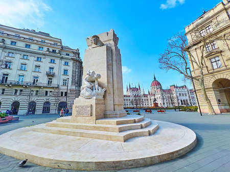 The modern monument to National Martyrs (Red Terror Victims) on Vertanuk Square with Parliament building in background, Budapest, Hungaryのeditorial素材