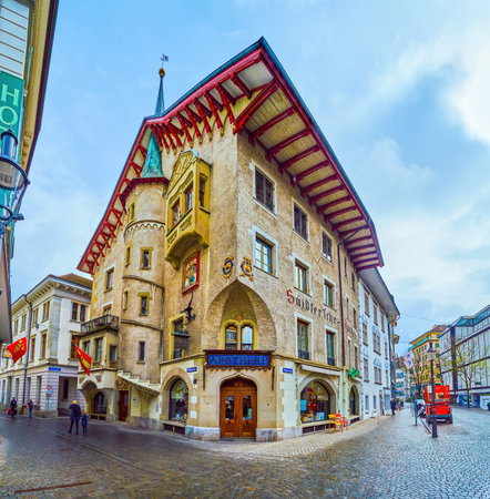LUCERNE, SWITZERLAND - MARCH 30, 2022: The outstanding Gothic building of Old Pharmacy (Alte Suidtersche Apotheke), on March 30 in Lucerne, Switzerlandの写真素材
