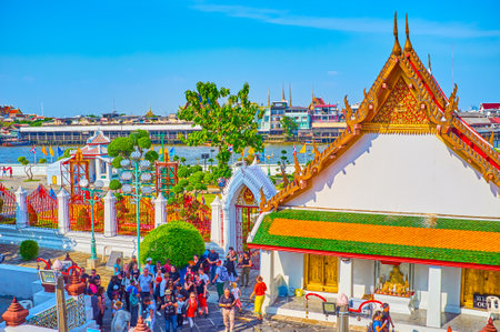 BANGKOK, THAILAND - APRIL 23, 2019: People on Wat Arun courtyard, on April 23 in Bangkok, Thailandのeditorial素材