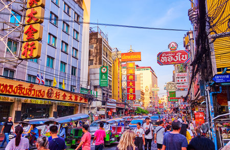 BANGKOK, THAILAND - APRIL 23, 2019: The chaotic activity on Chinatown's evening market next to Yaowarat Road, on April 23 in Bangkok, Thailandのeditorial素材