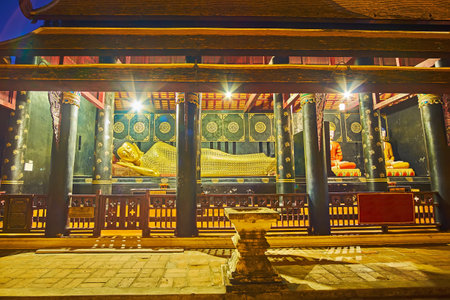 The golden Reclining Buddha (Buddhasaivat) in Phra Buddhisophon pavilion of Wat Chedi Luang, Chiang Mai, Thailandのeditorial素材