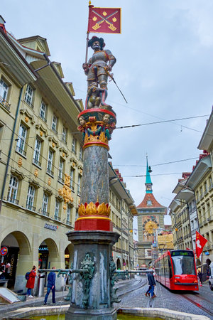 BERN, SWITZERLAND - MARCH 31, 2022: Medieval Schutzenbrunnen fountain in the middle of Marktgasse street, on March 31 in Bern, Switzerlandのeditorial素材