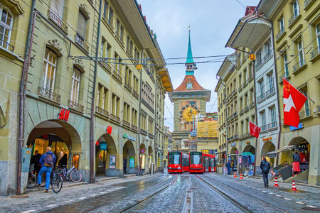 BERN, SWITZERLAND - MARCH 31, 2022: Narrow medieval Marktgasse strret in the heart of Altstadt  district, on March 31 in Bern, Switzerlandのeditorial素材