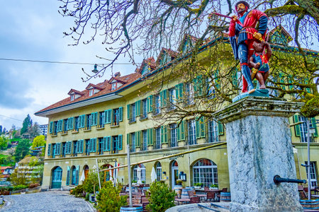 BERN, SWITZERLAND - MARCH 31, 2022: Lauferbrunnen fountain on Lauferplatz square, on March 31 in Bern, Switzerlandのeditorial素材
