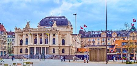 ZURICH, SWITZERLAND - APRIL 3, 2022: Zurich Opera House building and Sechselautenplatz square, on April 3 in Zurich, Switzerlandのeditorial素材