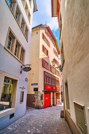 ZÃRICH, SWITZERLAND - APRIL 3, 2022: Narrow In Gassen street, Altstadt district, on April 3 in ZÃ¼rich, Switzerlandのeditorial素材