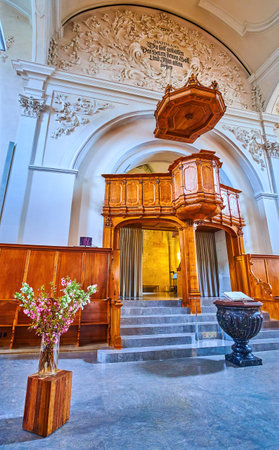ZÃRICH, SWITZERLAND - APRIL 3, 2022: The wooden pulpit and the Altar of St. Peter Church, on April 3 in ZÃ¼rich, Switzerlandのeditorial素材