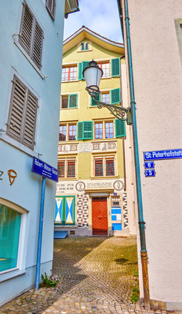 ZÃRICH, SWITZERLAND - APRIL 3, 2022: The scenic house with colorful medieval murals, St. Peterhofstatt square in ZÃ¼rich, Switzerlandのeditorial素材