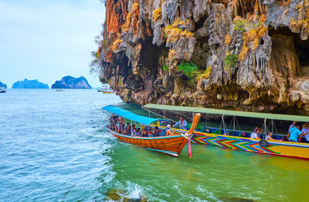 PHANG NGA, THAILAND - APRIL 28, 2019: The tourist boats arrive and departure from the harbor of James Bond Island (Khao Phing Kan), Thailandのeditorial素材
