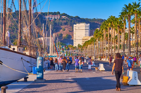 MALAGA, SPAIN - SEPT 28, 2019: The stroll along the crowded Muelle Uno Pier in Malaga Port, Costa del Solのeditorial素材